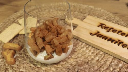 VIDEO | Desert sau mic dejun la pahar - cu mere coapte, scorțișoară, iaurt și strat crocant de biscuiți / Un dulce pe care îl prepari rapid din doar câteva ingrediente, iar zahărul nu este printre ele 