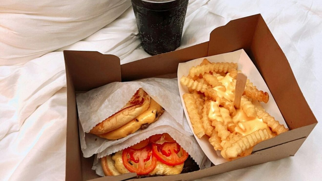 Un dermatolog și un diabetolog au stabilit un top 5 alimente care îți pot îmbătrâni prematur pielea / Dacă eviți zahărul, alimentele procesate, alcoolul și cofeina, este posibil să întârzii acest fenomen