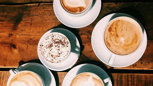 De la spumă aromată la „Friends” – cum a devenit laptele condensat pentru cafea o industrie de 5 miliarde de dolari în SUA/ Fenomenul coffee creamer, alimentat de rețelele de socializare