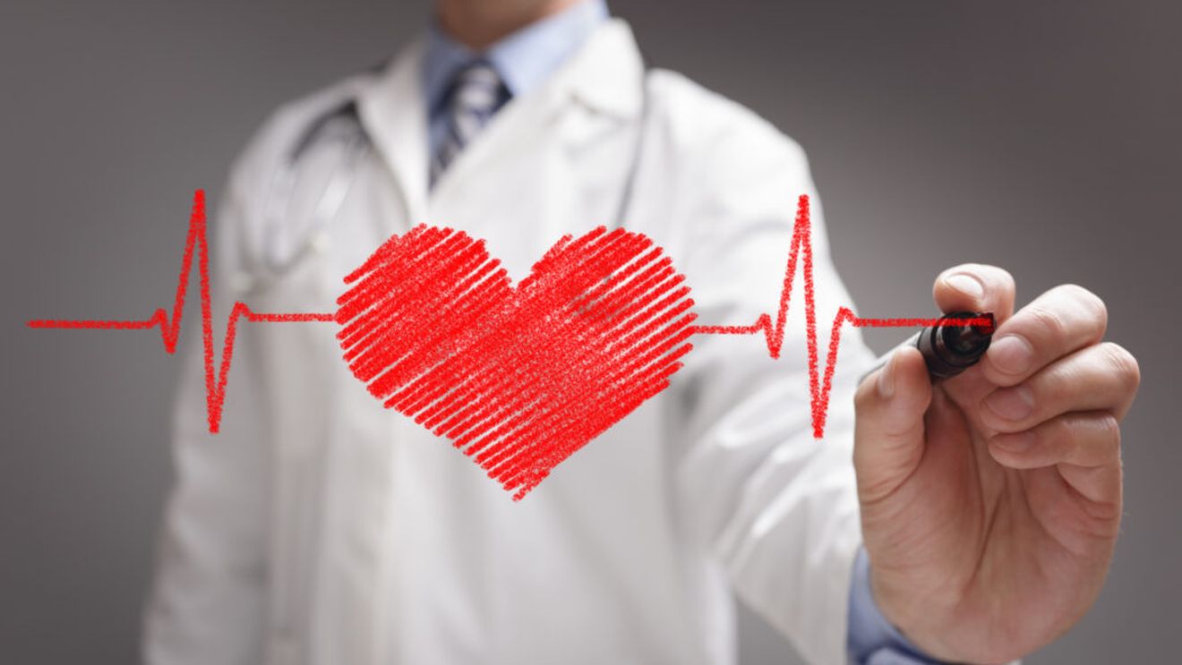 Șase alimente considerate nesănătoase pe care cardiologii le consumă în continuare / Ce spun medicii despre ciocolată, ouă și cafea