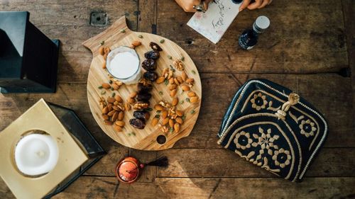 5 fructe uscate care ajută la reducerea nivelului de acid uric în mod natural/ Mănâncă nuci, curmale, caju, fistic și migdale și evită carnea roșie, organele, fructele de mare, sucurile acidulate și alcoolul, dacă vrei să fii ferit de gută sau pietre la rinichi