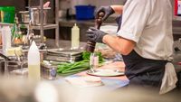 Amenzi după focarul de salmonella de la o nuntă organizată într-un hotel din Iași / Inspectorii au găsit bacteria într-o salată marinată