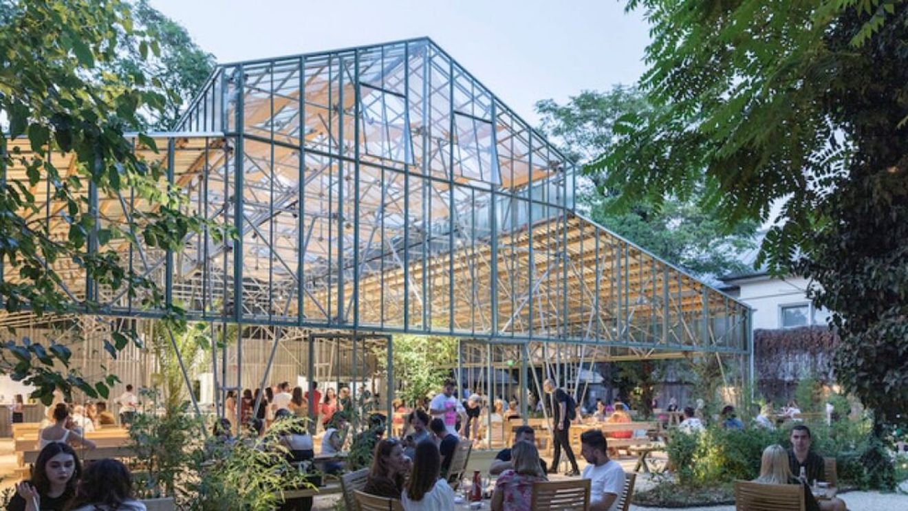 G4Media: Un nou local atrage atenția clienților să-și țină copiii „tot timpul așezați la masa lor”/ Disputa s-a mutat în grădina unui restaurant din centrul Bucureștiului