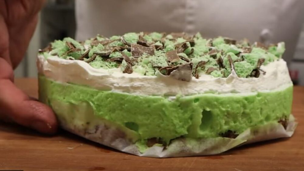 Desertul preferat al regretatei regine Elisabeta, făcut cu mentă și ciocolată neagră, a rămas în meniu la Castelul Balmoral. Regele Charles detestă ciocolata