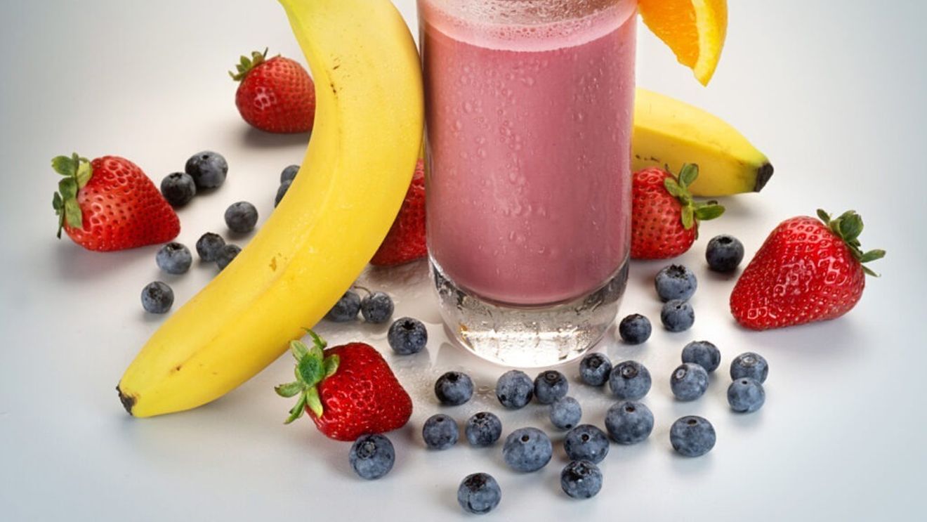 De ce să NU pui banane în orice smoothie / Unele combinații nu aduc niciun beneficiu pentru sănătate, ba chiar din contră, ar putea reduce efectele benefice ale altor fructe