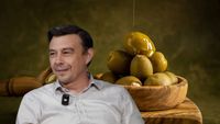 VIDEO | Se poate găti sau nu cu ulei de măsline extravirgin? Cătălin Adam, fondatorul Eliada, explică de unde a apărut acest mit și până la ce temperatură poate fi încălzit fără probleme