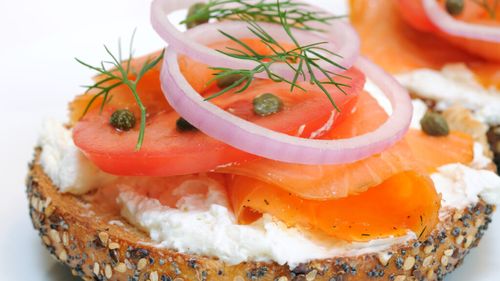 Sandviș cu somon afumat și cremă de brânză, o rețetă rapidă și savuroasă pentru un prânz pe fugă într-o zi aglomerată