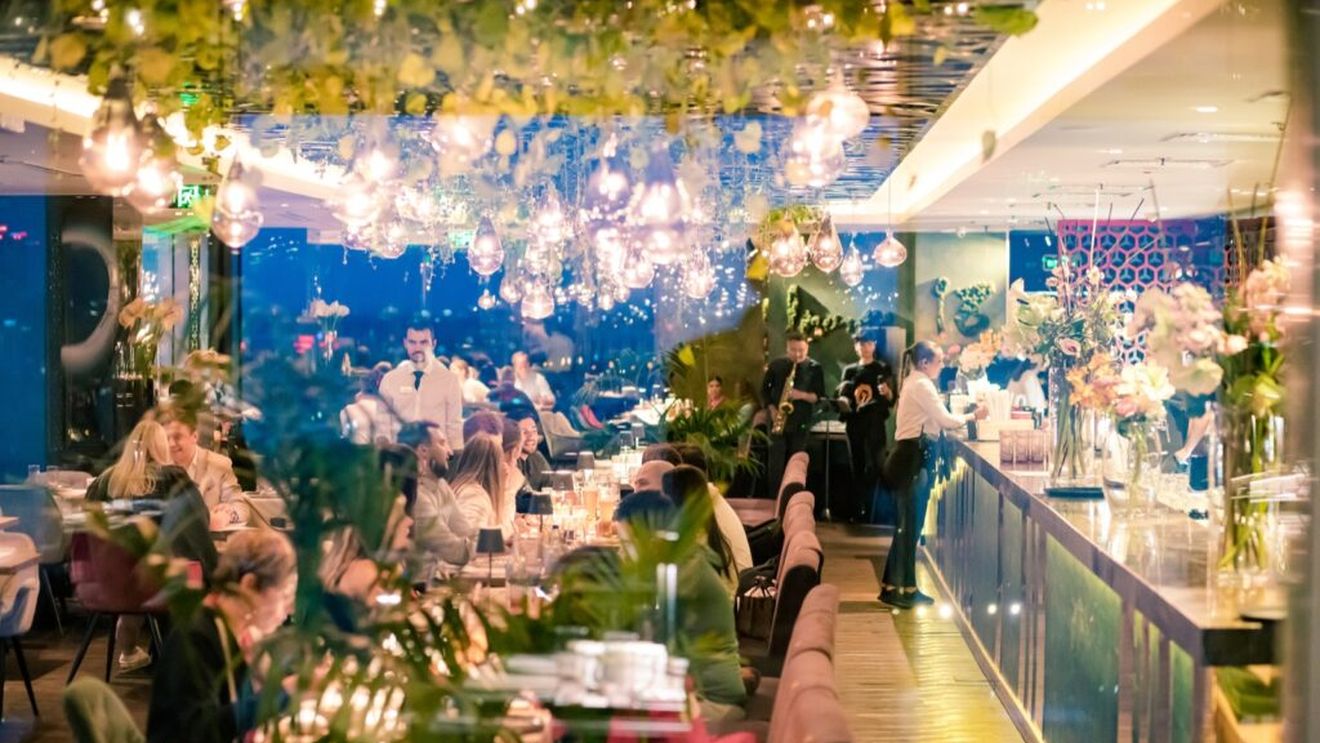 ANALIZĂ | Când se va vedea scumpirea carburanților în farfurie: De ce impactul diferă între retail, restaurante și livrare / „Lipsa de predictibilitate din ultima perioadă se vede în costurile de livrare”