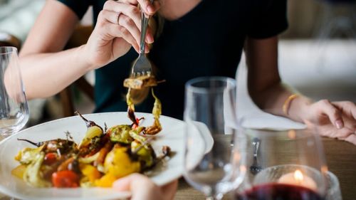 Este mai bine să mâncăm cina mai devreme iarna? De ce ora mesei contează mai mult decât credem / Este afectat somnul, greutatea și starea de spirit