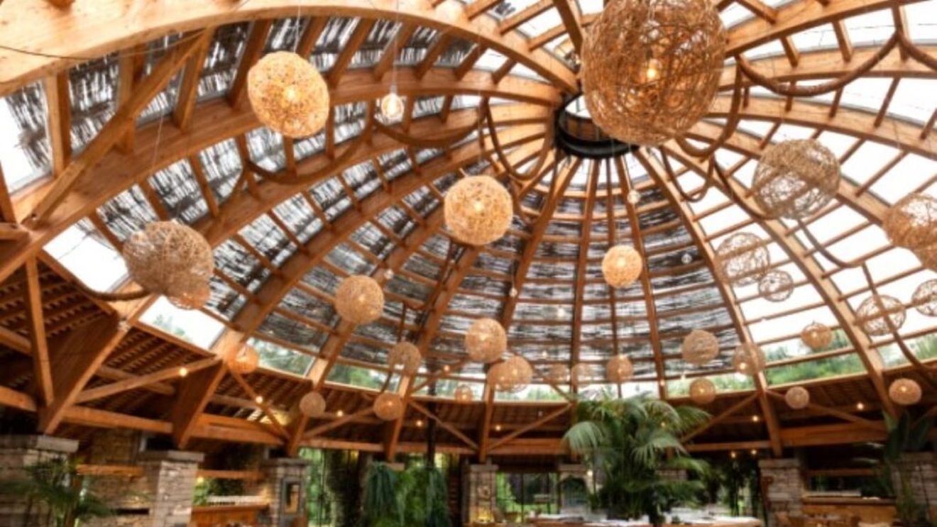 VIDEO | Cupola restaurantului Mas Marroch, localul pentru evenimente al cunoscuților frați Roca din Spania, distrusă într-un incendiu. Cei trei frați catalani sunt fondatorii El Celler de Can Roca, distins cu trei stele Michelin