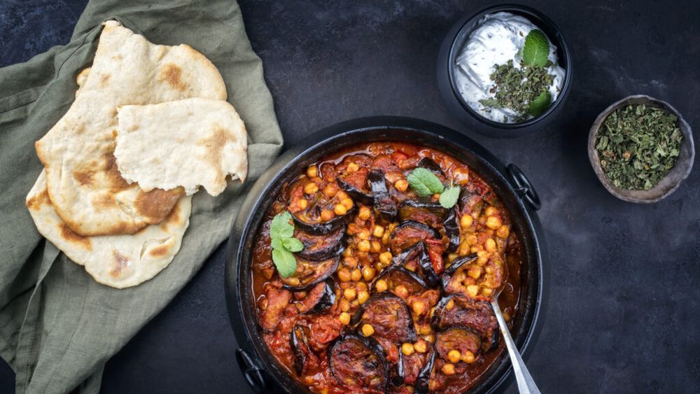 Moussaka libaneză, fără carne și fără sos bechamel / Rețeta simplă cu vinete și năut pe care merită să o încerci vara