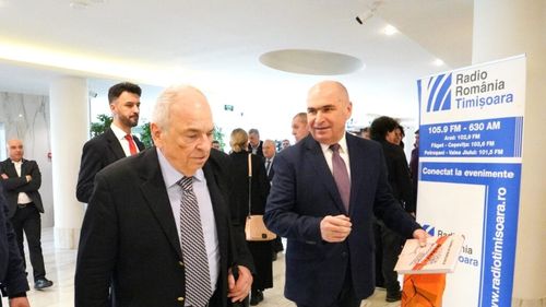 Președintele interimar al României, Ilie Bolojan, a plecat cu o carte despre sarmale de la Bookfest Timișoara