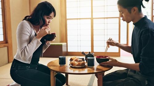 De ce în țările asiatice nu se mănâncă așezați la masă, ci direct pe jos. Cum poate influența această poziție digestia