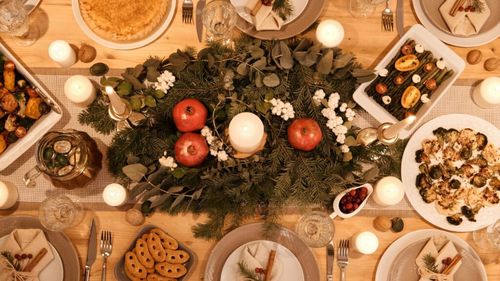 Canapés - aperitive mici, simple și de efect pentru masa de Revelion/ Se consumă direct de pe platou, nu necesită farfurii și tacâmuri/ Perfecte pentru un bufet suedez