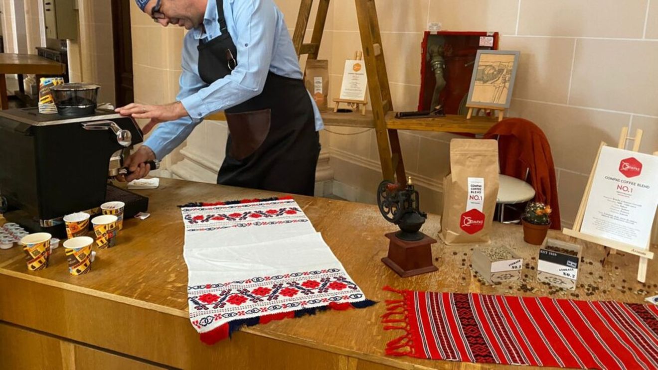 Radu Popescu (Compass Coffee), sfaturi pentru alegerea cele mai bune pungi de cafea: „Cu cât este mai umflată, cu atât este mai bună” / O cafea proaspăt prăjită continuă să emită gaze timp de până la doi ani