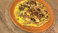 GALERIE FOTO | Omletă cu legume, tip frittata, dar gătită în tigaie sub capac. O cină sau un mic dejun preparate rapid pentru întreaga familie