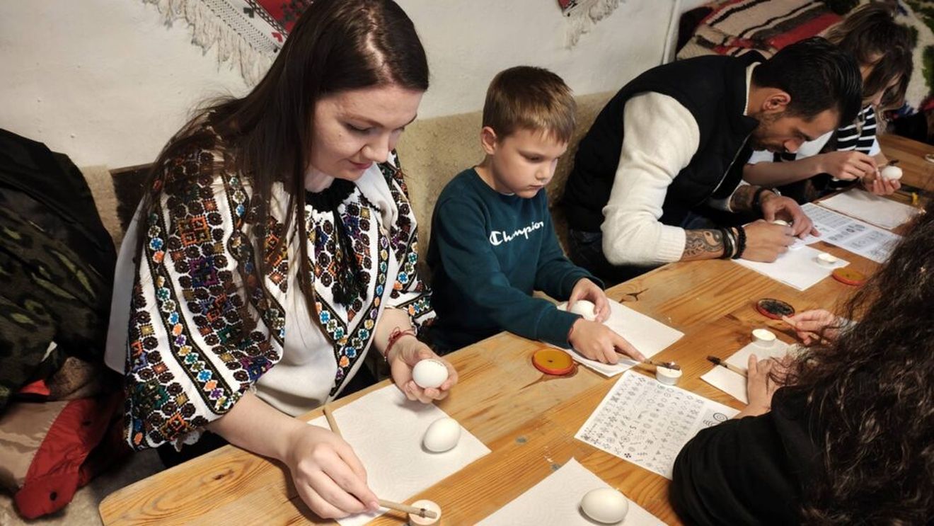 FOTO | Atelier de „împistrit” ouă, la Muzeul Satului din Baia Mare / Gabriela Filip, muzeograf: „Avem copii de la 5 ani, până la adulți de peste 50. Este o activitate dedicată redescoperirii obiceiurilor și a meșteșugurilor tradiționale”