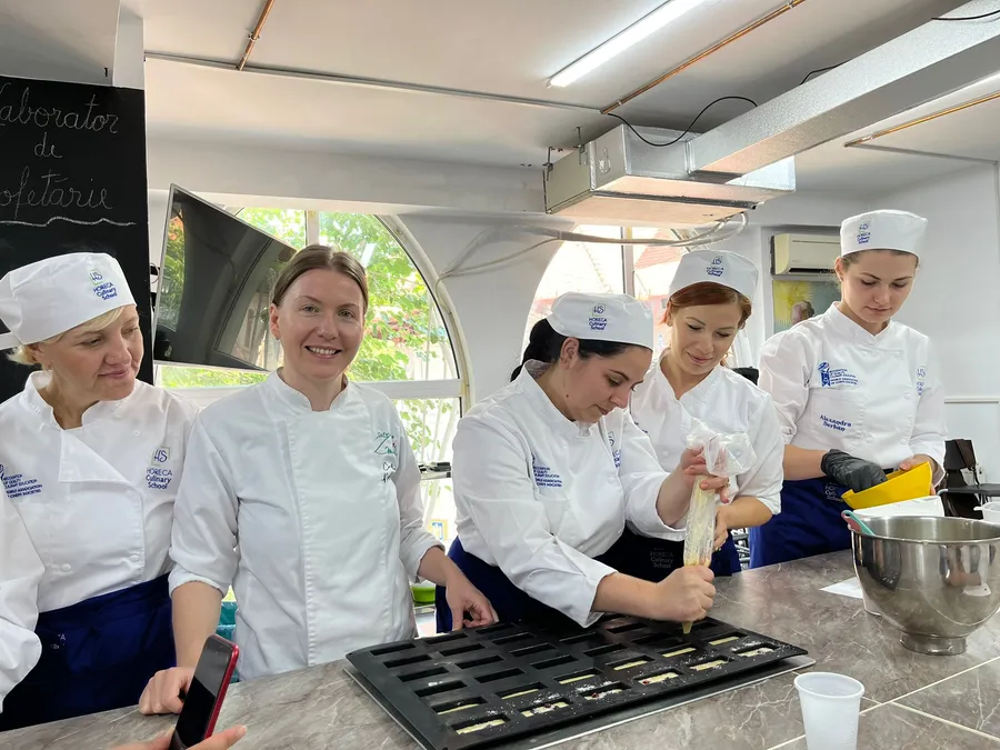 Cristina Mehedințeanu coordonând cursanții în cadrul unui atelier practic la Horeca School