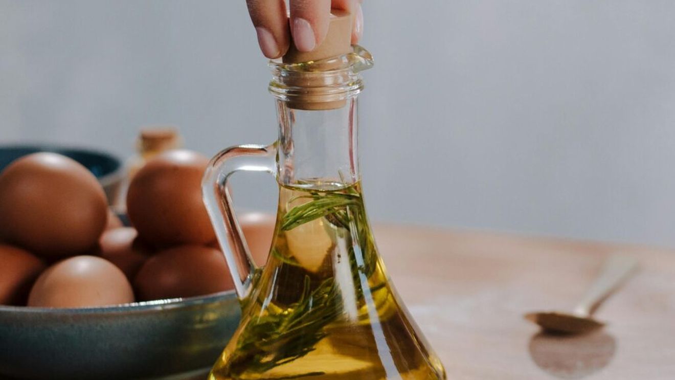 Uleiul de gătit cu cele mai puține calorii / Nutriționiștii dezvăluie cele mai sănătoase opțiuni și oferă sfaturi despre cum să folosești mai puțin ulei când gătești