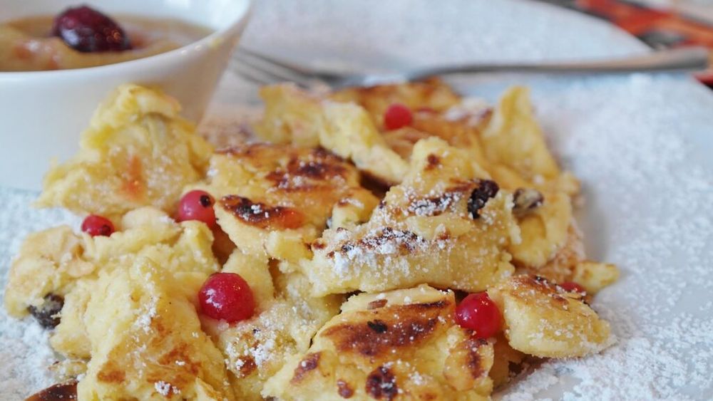 Kaiserschmarrn sau omletă dulce cu mere. Mic dejun pentru dimineți lente de sfârșit de an sau desert ușor, rapid și foarte simplu de preparat