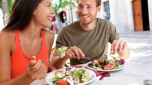 Carne sau pește? Deși ambele sunt surse de proteine și oferă nutrienți, diferențele nu ar trebui ignorate / Ghid complet pentru o nutriție echilibrată