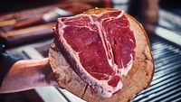 De ce restaurantele de top nu aleg neapărat antricotul și T-bone-ul. Ce bucăți de vită caută chefii și cum transformă pieptul sau obrajii în preparate spectaculoase. Ștefan Bărbulescu: „Cei care sunt de top preferă provocarea asta”