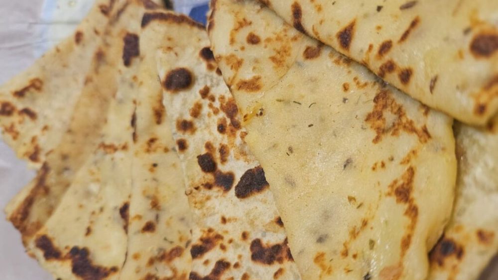 Rețetă tradițională de reshmi paratha, lipii indiene fragede, gătite în tigaie