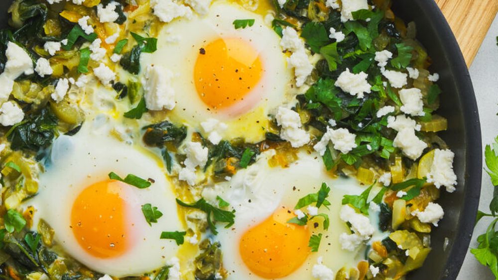 Trei idei de mic dejun de primăvară, cu verdețuri, legume și fructe de sezon