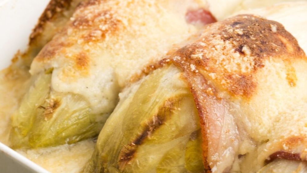 Andive cu brânză la cuptor / Aceasta este o rețetă vegetariană, dar nimic nu te oprește să adaugi șuncă și să o transformi într-un preparat mai consistent