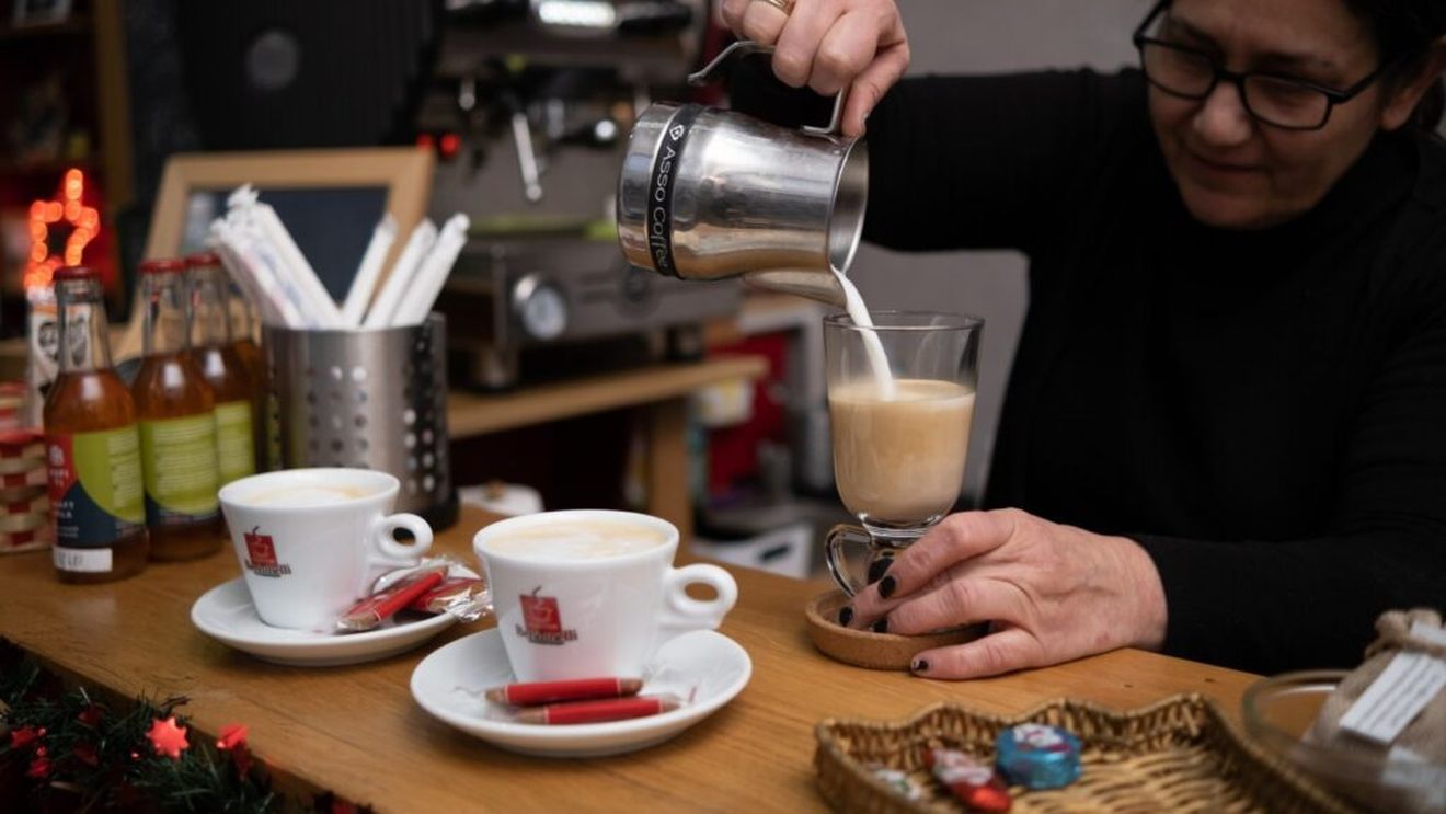 Cafeneaua din Câmpina care s-a înființat ca SRL, dar funcționează ca un ONG / Denissa Voicu („Prăjitoria cu Poveşti”): „90% din profit se reîntoarce în cauze sociale. Noi calificăm tineri din grupuri vulnerabile în meseria de barista”