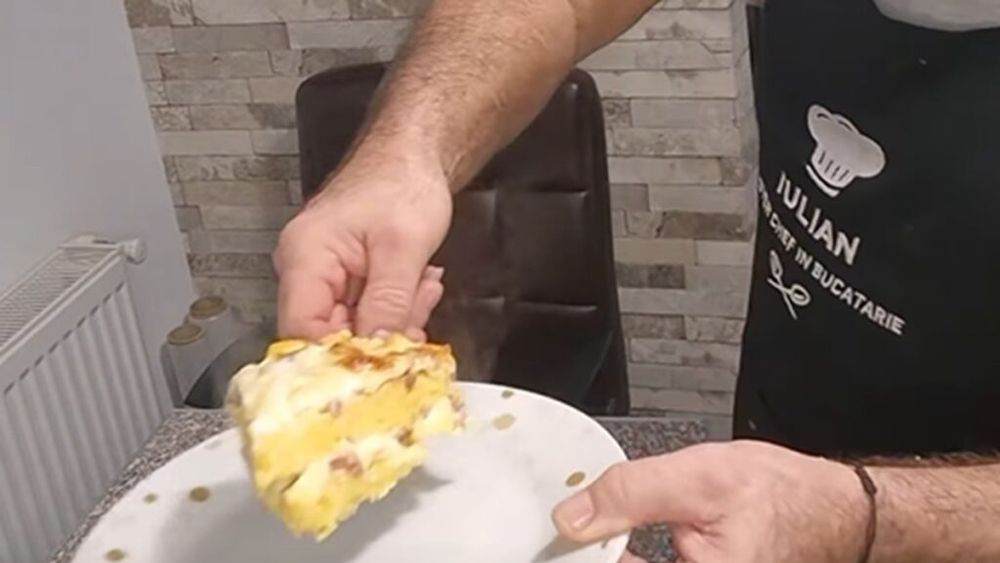 Imediat ți se face poftă! Tort de mămăligă cu bacon, cârnați, ouă, cașcaval și unt / Rețeta care te face să ceri a doua porție
