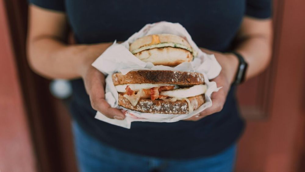 9 alimente pe care nu ar trebui să le consumi, dacă vrei să trăiești 100 de ani / O nutriționistă avertizează că mezelurile procesate se numără printre cele mai dăunătoare alegeri