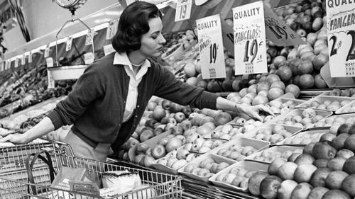 Cum arătau cumpărăturile în anii '60 / Fotografiile de arhivă dintr-o publicație americană dezvăluie cât costau alimentele și cum s-au schimbat obiceiurile de consum