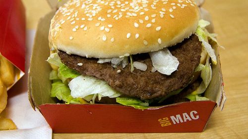 Ceapa dispare din meniurile Burger King, Taco Bell, KFC și Pizza Hut din America, după focarul de E. coli de la McDonald’s