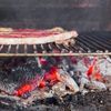 Pâinea prăjită excesiv, cartofii foarte rumeniți și carnea arsă pe grătar pot conține compuși nocivi / Când devin alimentele o problemă pentru sănătate, conform unui medic oncolog