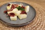 VIDEO FOTO | Aperitiv mediteraneean. Pepene galben cu prosciutto sau jamon. Rețeta simplă italiană sau spaniolă care îmbină gusturi dulci și sărate