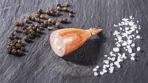 Șalota și ceapa nu sunt același lucru. Cum se folosește și cum se poate conserva ruda mai rafinată a cepei