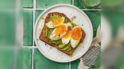 Rețetă simplă pentru mic dejun, prânz sau chiar cină: Toast cu avocado și ouă fierte cleioase