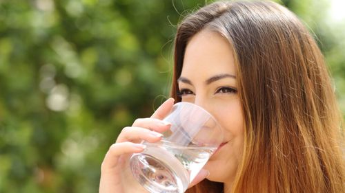 Apa îmbogățită cu hidrogen molecular ar putea combate îmbătrânirea și oboseala / Un medic susține că „va schimba lumea” / Este noul „glonț magic” în nutriție