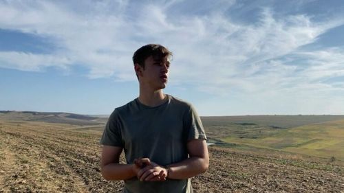 De la Filologie la Agricultură: La doar 22 de ani, Codrin Ionuț Rîmbu se ocupă de o fermă de 1.000 de hectare în timp ce face și studii: „Viitorul agriculturii poate fi cel mai bine asemănat cu termenul «adaptare». Schimbările constante ale acestui sector forțează fermierii să își modifice tehnologiile de lucrare și procesele de producție”