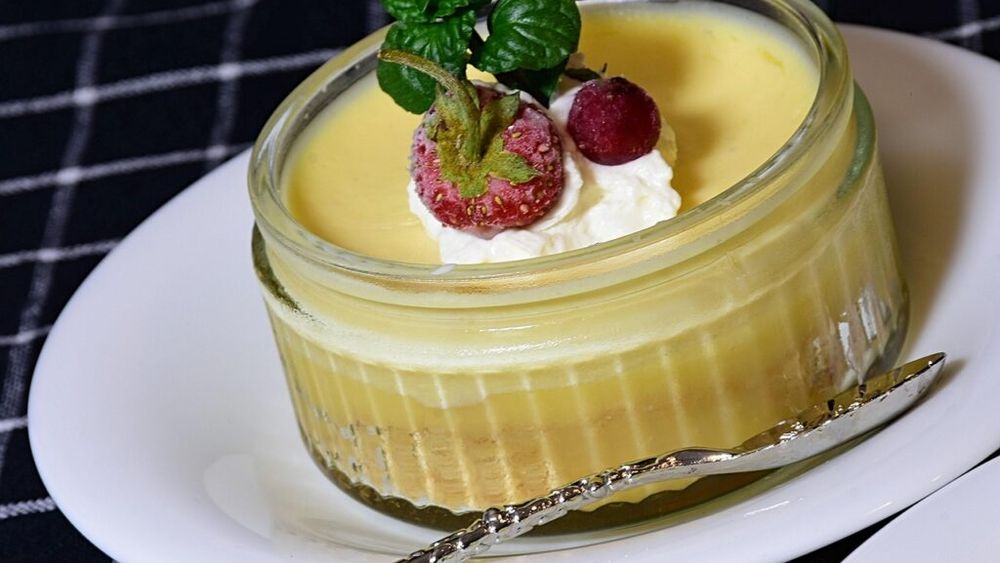 Ceva dulce. Cum se face o cremă simplă de lămâie. Un desert simplu, cu două fursecuri alături. Dar se poate folosi și între straturile unui blat de tort