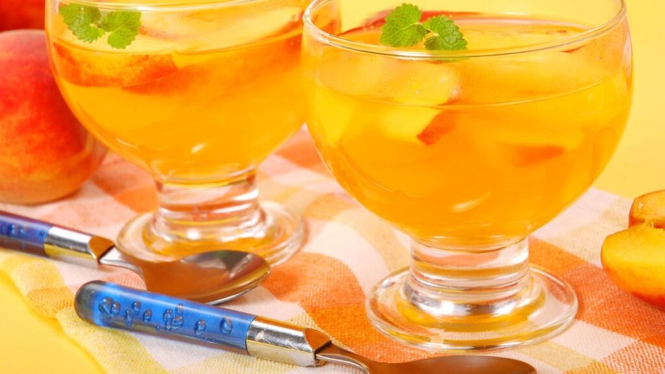 Jeleu aromat de piersici, cât mai sunt fructe proaspete și mai e încă vară. Un desert răcoritor fără gluten, potrivit cu un sfârșit de săptămână relaxant post-vacanță