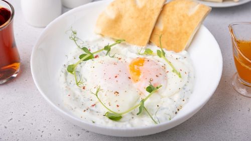 Ouă turcești, o rețetă tradițională din bucătăria turcească / Se servesc cu iaurt condimentat și unt aromatizat