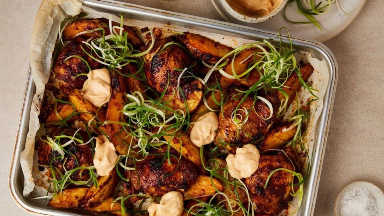 Pui cu cartofi și maioneză pilpelchuma pentru o cină deosebită/Pasta libaneză folosită la această maioneză va aromatiza intens puiul