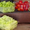 4 fructe și legume pe care specialiștii recomandă să nu le cumperi gata tăiate / Riscurile ascunse ale produselor preambalate