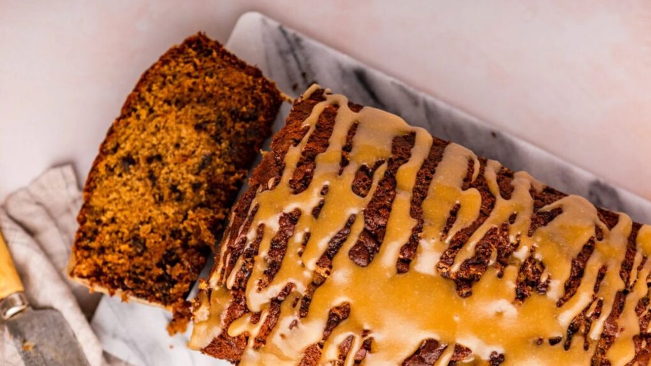 Ceva dulce/Prăjitură „Sticky Toffee Loaf”, perfectă lângă o cană de ceai/Conține curmale și sos de caramel