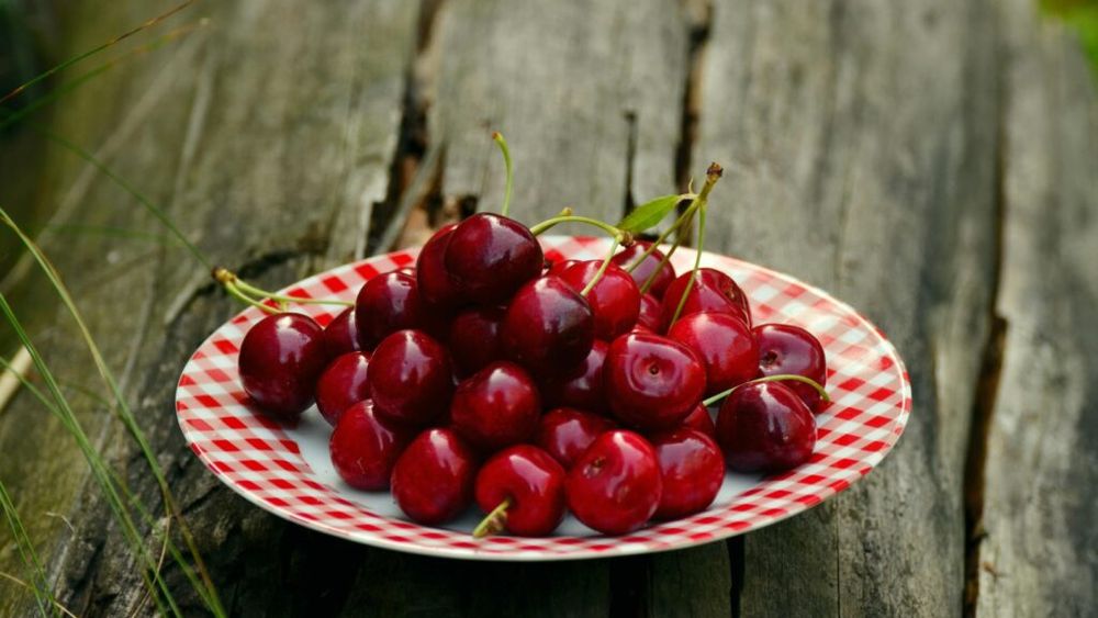 Au început să apară primele cireșe românești. Deși producția a fost afectată de vreme, prețurile tind să fie mai mici decât în alți ani