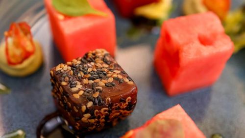 VIDEO | „Ton” din pepene roșu, o rețetă vegană ce îți satisfice pofta de sushi / Este un preparat delicios, cu un gust surprinzător, foarte asemănător cu tonul adevărat