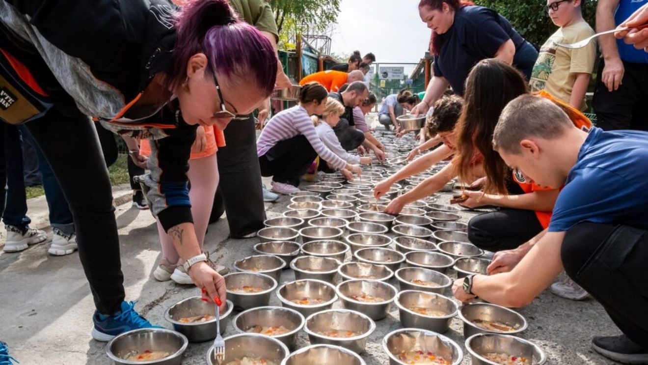 Prima ediție din 2025 a evenimentului „Tocăniță pentru toți Bobiță”, organizată sâmbătă la Adăpostul Speranța / Participă actorul Vladimir Drăghia și un grup de elevi din Franța