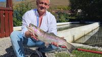 Pasiunea pentru pescuit, transformată într-o afacere de familie la Dârlos / Ovidiu Farcaș crește pește, coace pâine și gătește pentru turiști chiar lângă lac